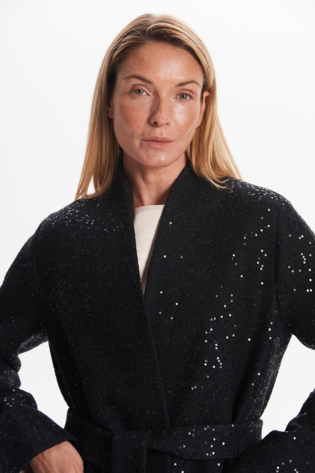 Seven Lab - Пальто-халат с пайетками в черном цвете