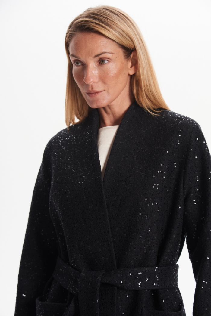 Seven Lab - Пальто-халат с пайетками в черном цвете