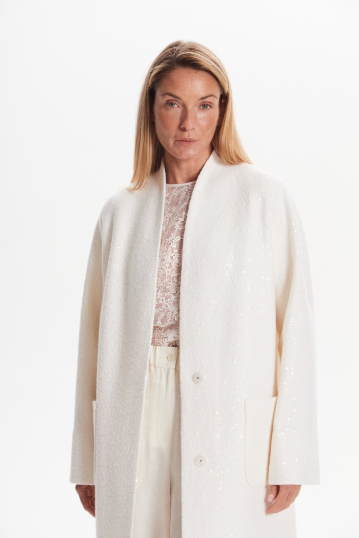 Seven Lab - Пальто-халат с пайетками в белом цвете