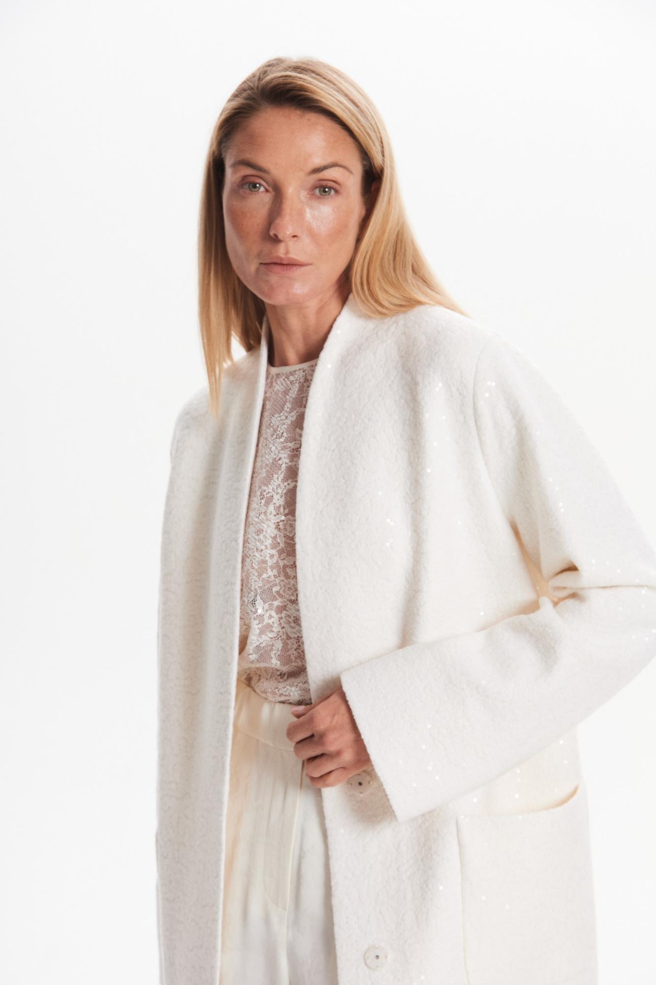 Seven Lab - Пальто-халат с пайетками в белом цвете