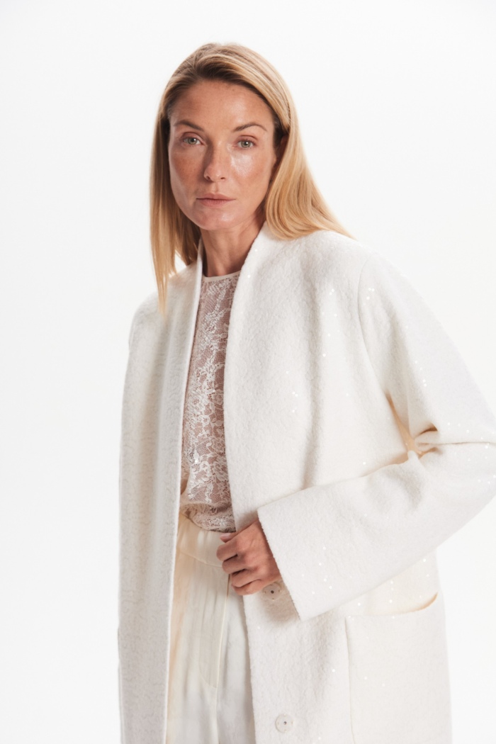 Seven Lab - Пальто-халат с пайетками в белом цвете