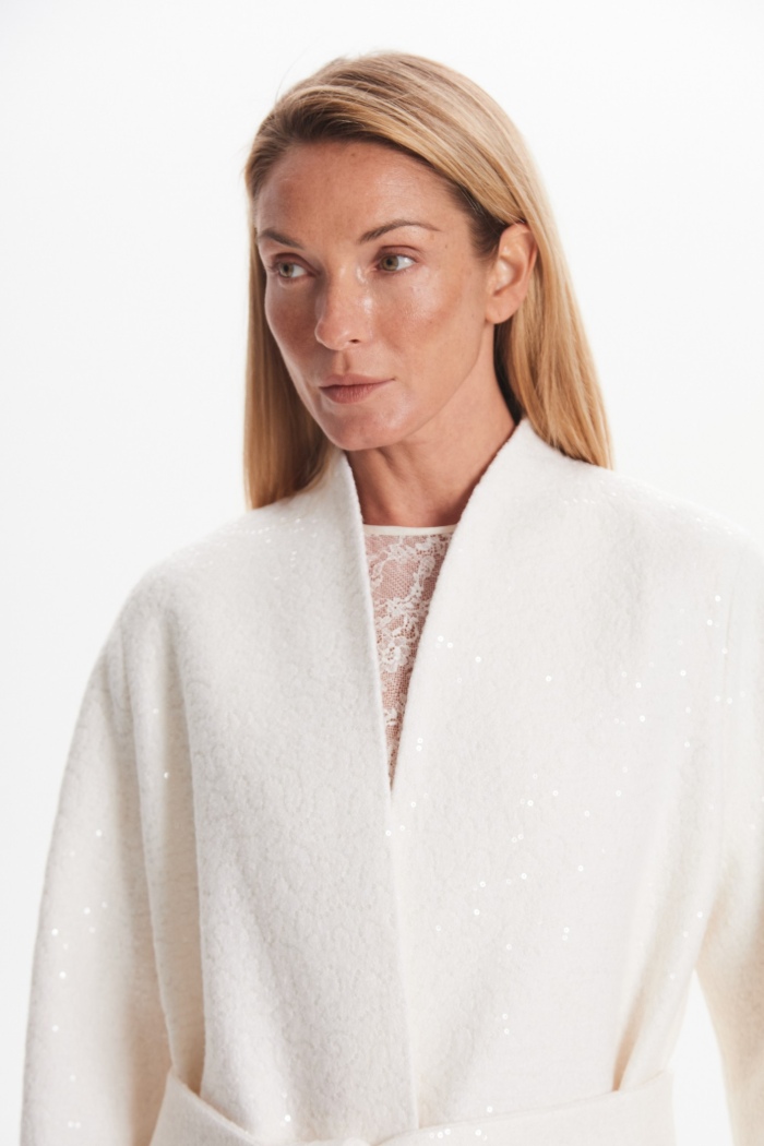 Seven Lab - Пальто-халат с пайетками в белом цвете