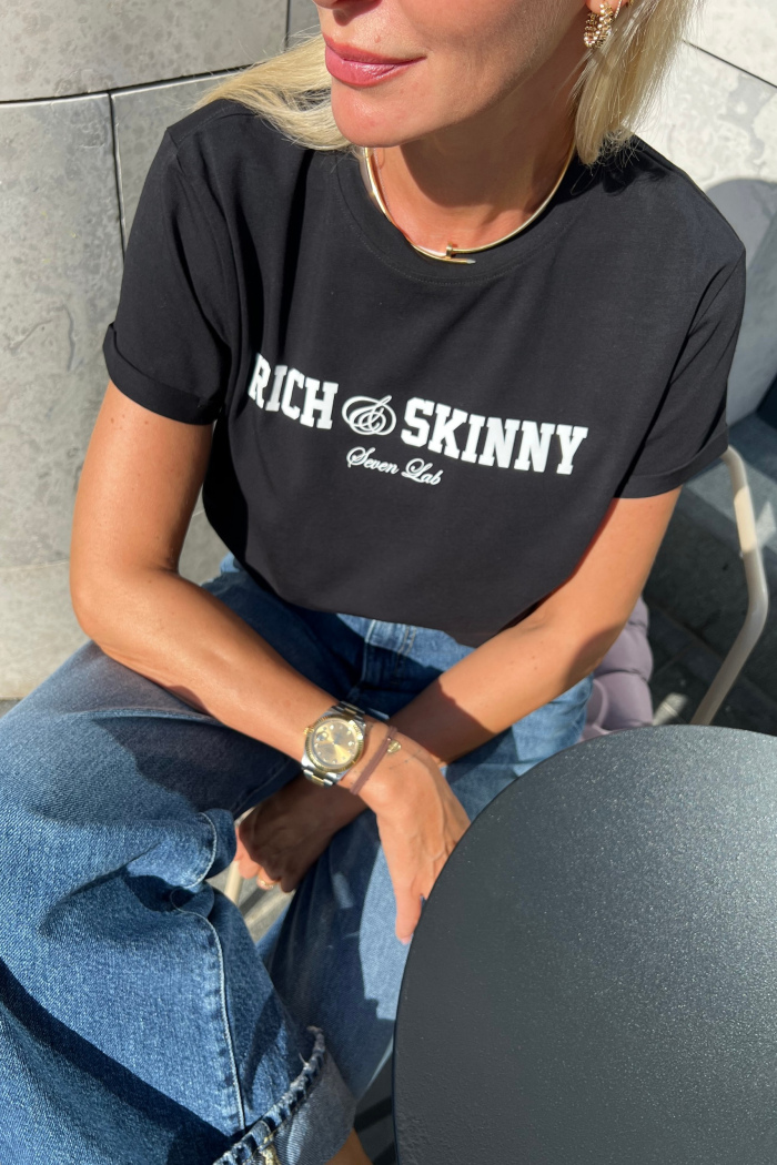 SEVEN LAB - Футболка из 100% хлопка в чёрном цвете с надписью «RICH SKINNY»