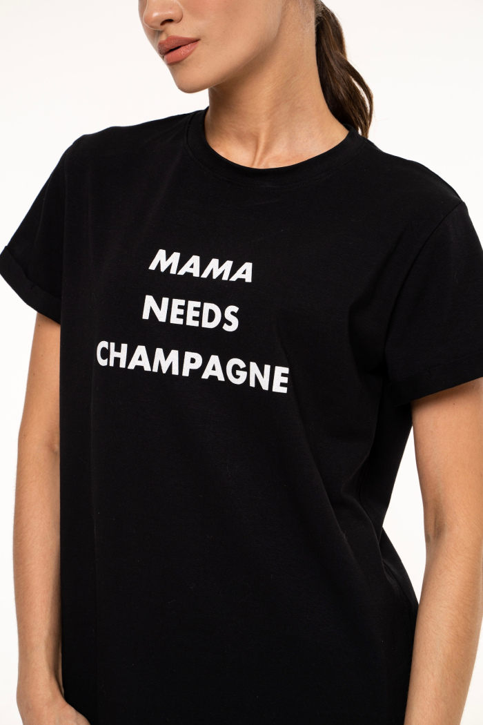 SEVEN LAB - Футболка в черном цвете с надписью «Mama needs champagne»