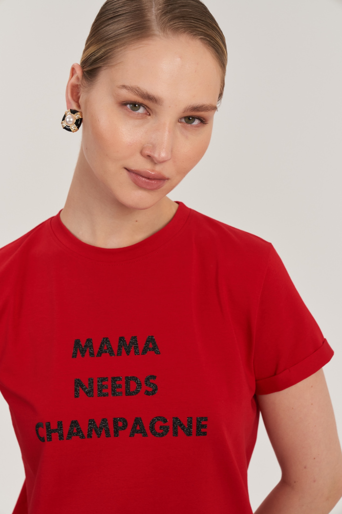 SEVEN LAB - Футболка в красном цвете с надписью «Mama needs champagne»