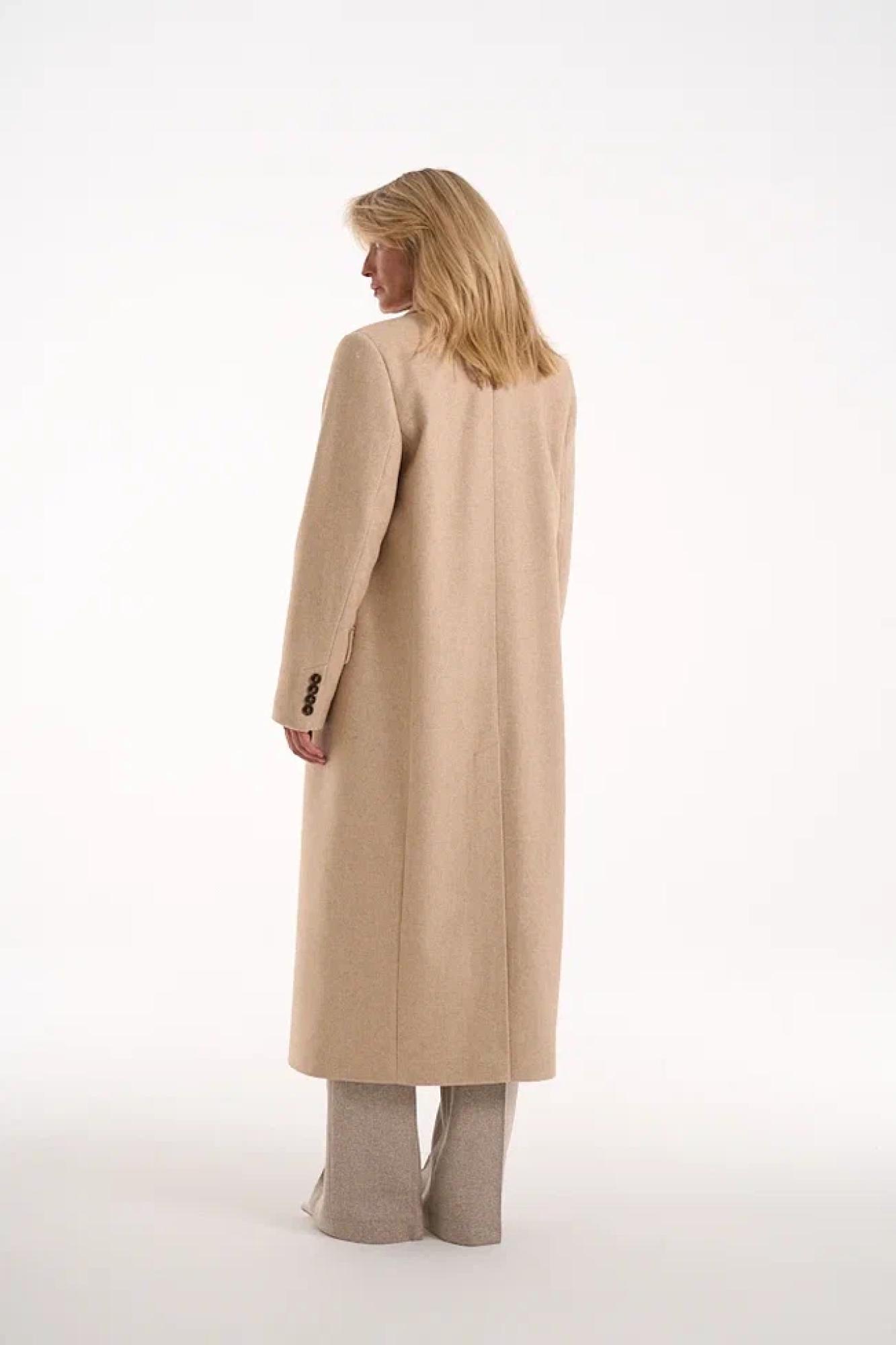 Seven Lab - Пальто прямое двубортное в бежевом цвете елочка