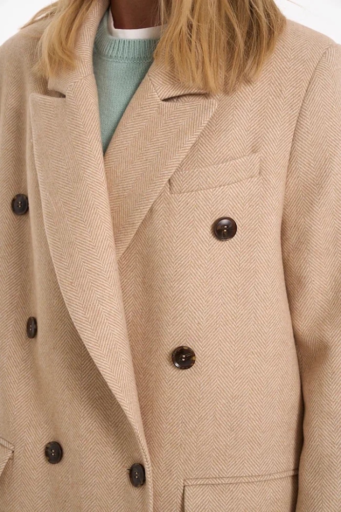 Seven Lab - Пальто прямое двубортное в бежевом цвете елочка
