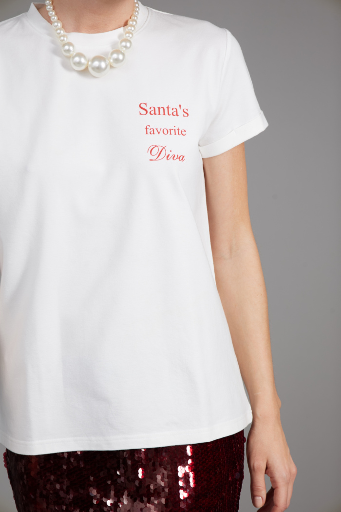 SEVEN LAB - Футболка в белом цвете с красной надписью «Santa's favorite Diva»