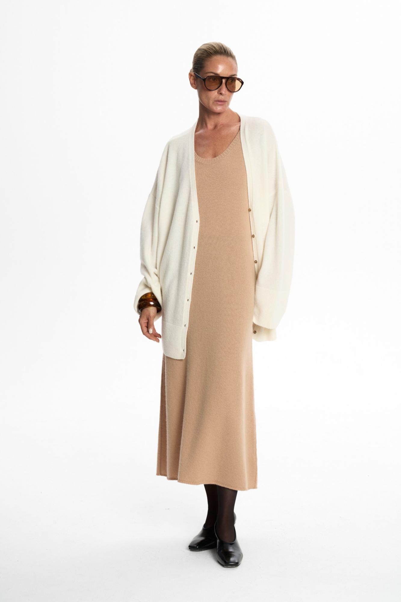 Seven Lab - Платье из 100% кашемира в бежевом цвете