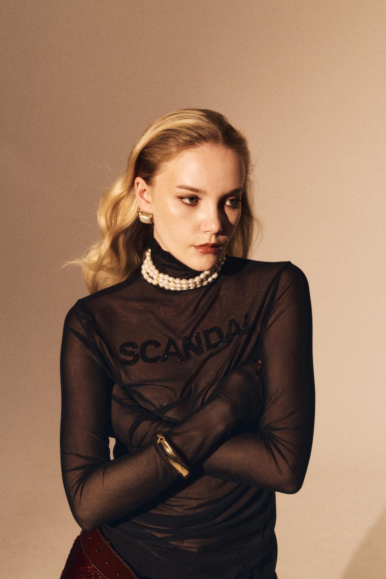 Seven Lab - Водолазка прозрачная с надписью SCANDAL в черном цвете