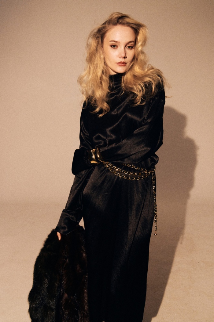 Seven Lab - Платье силуэтное в черном цвете