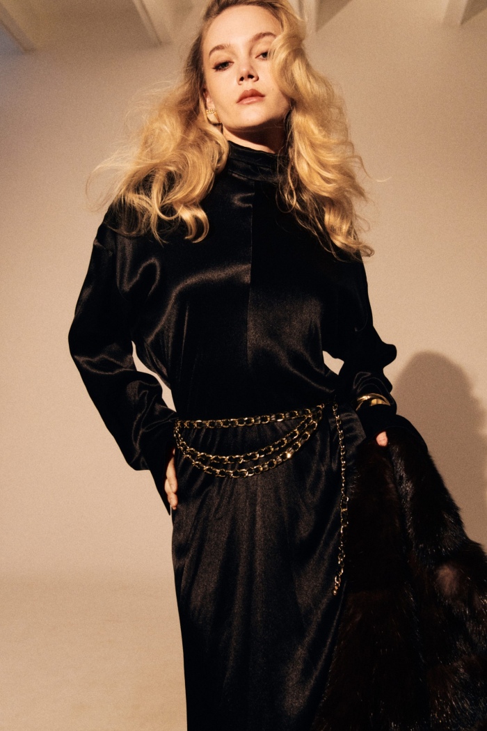 Seven Lab - Платье силуэтное в черном цвете