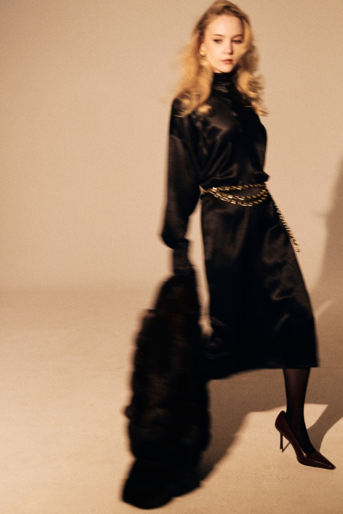 Seven Lab - Платье силуэтное в черном цвете