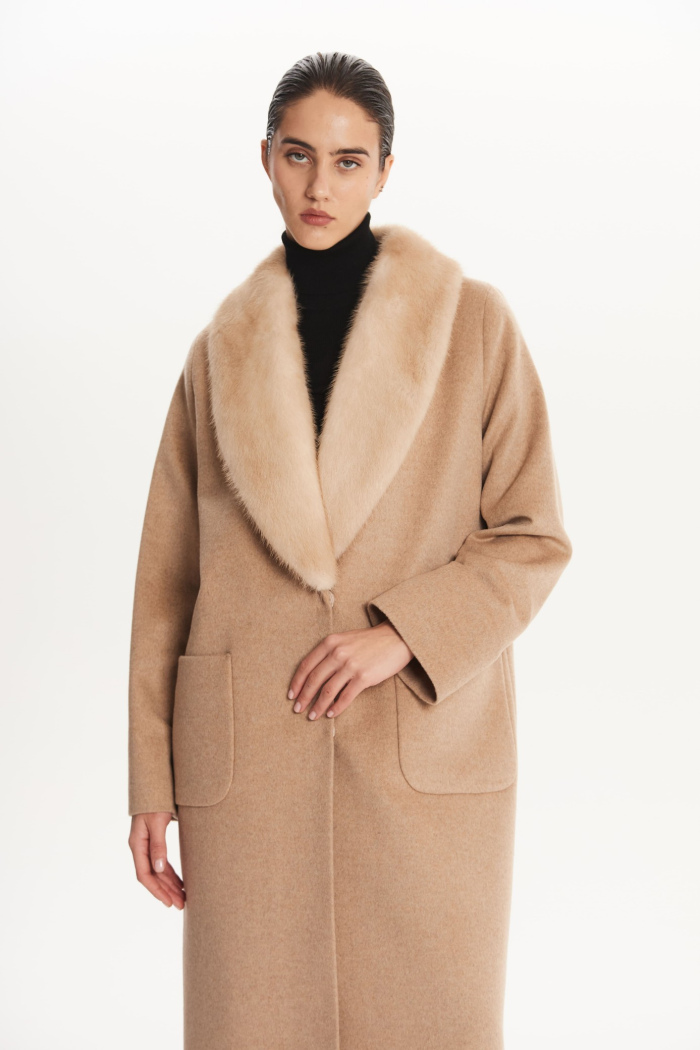 SEVEN LAB - Пальто утепленное с норковым воротником в бежевом цвете