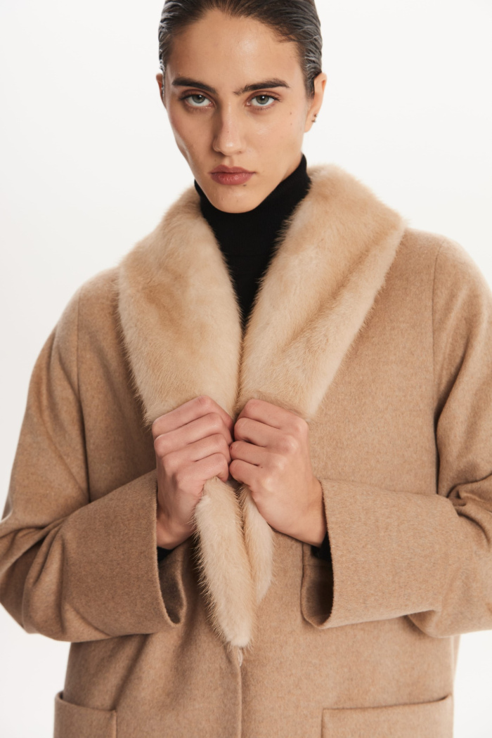 SEVEN LAB - Пальто утепленное с норковым воротником в бежевом цвете