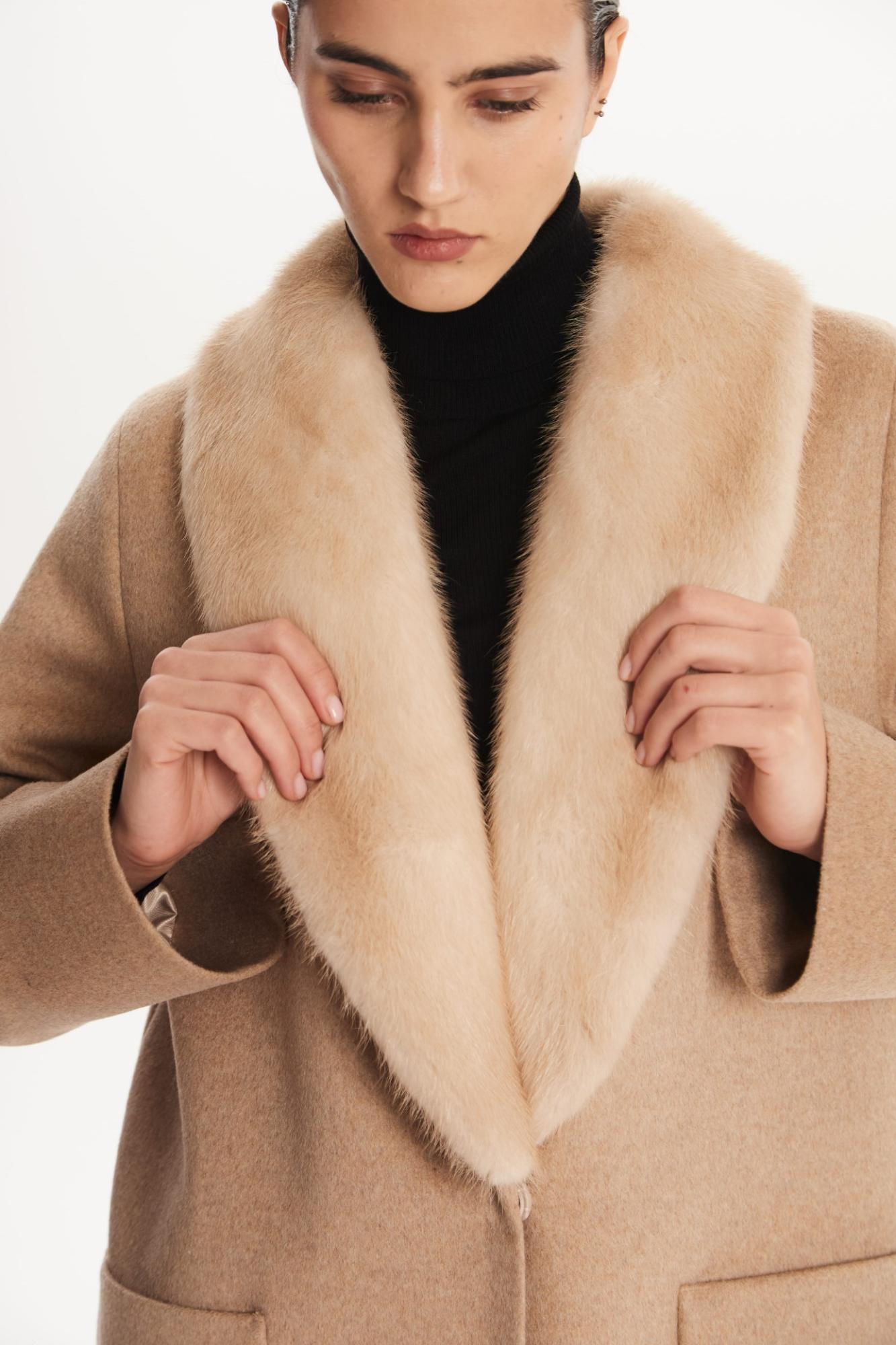 SEVEN LAB - Пальто утепленное с норковым воротником в бежевом цвете