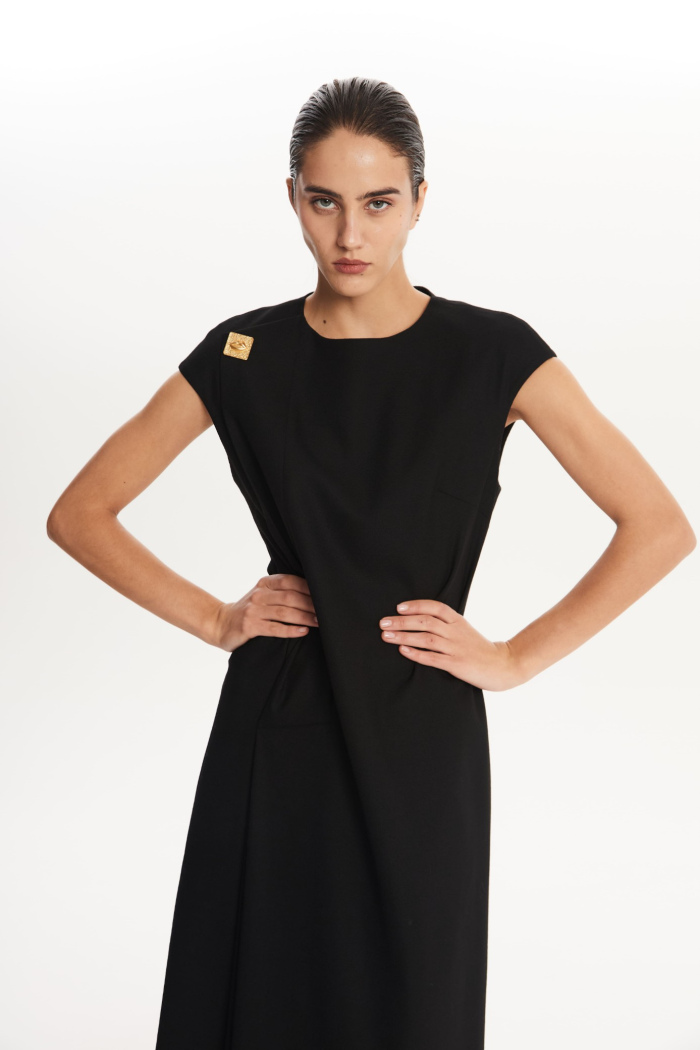 SEVEN LAB - Платье прямого кроя с брошью в черном цвете