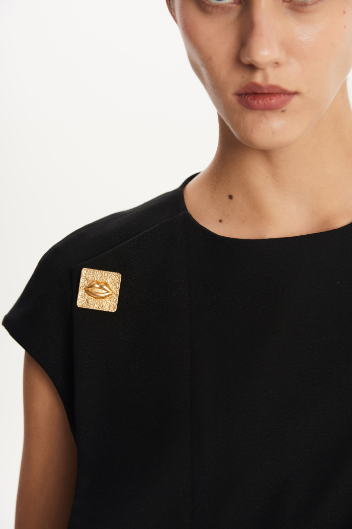 SEVEN LAB - Платье прямого кроя с брошью в черном цвете