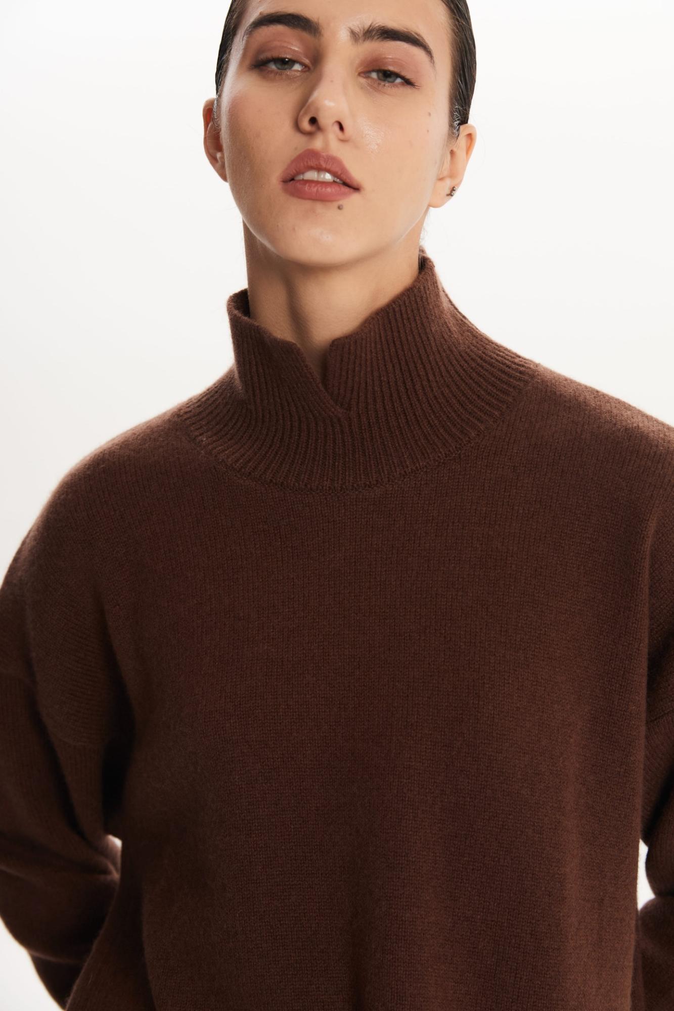 SEVEN LAB - Свитер из 100% кашемира с высоким горлом в коричневом цвете