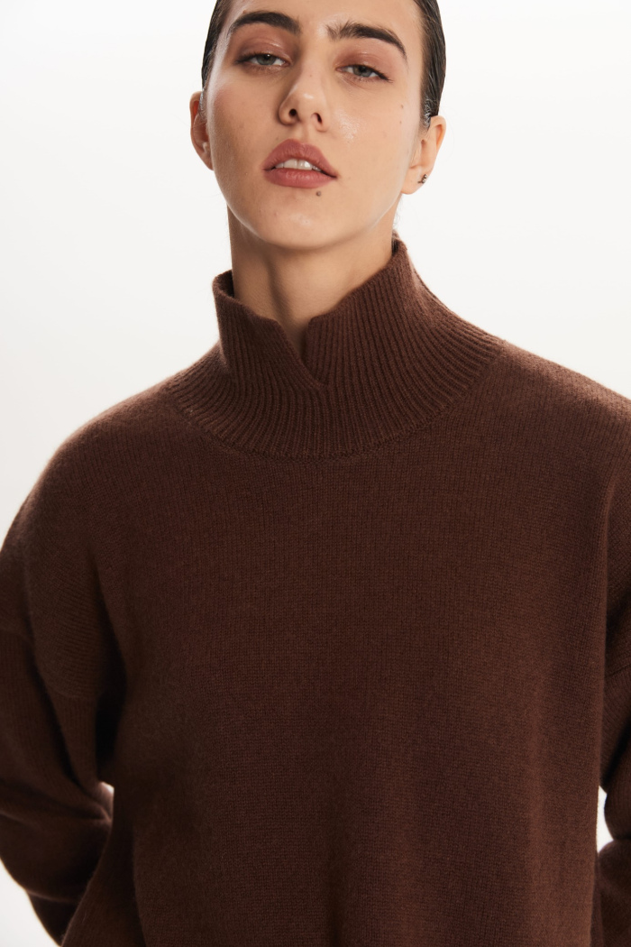 SEVEN LAB - Свитер из 100% кашемира с высоким горлом в коричневом цвете