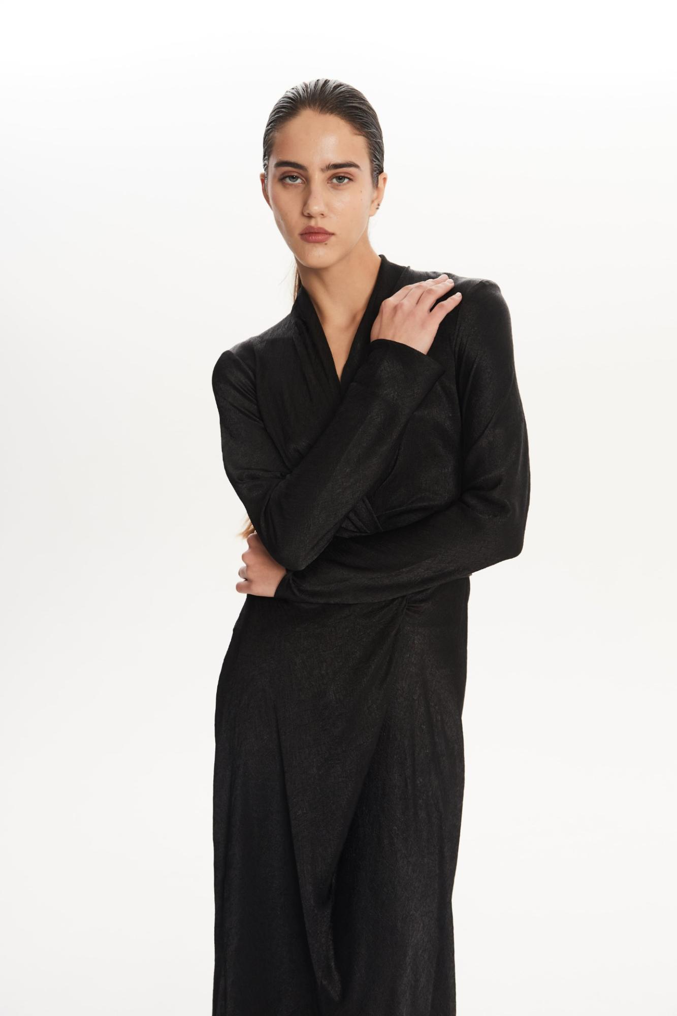 Seven Lab - Платье макси на запах в черном цвете