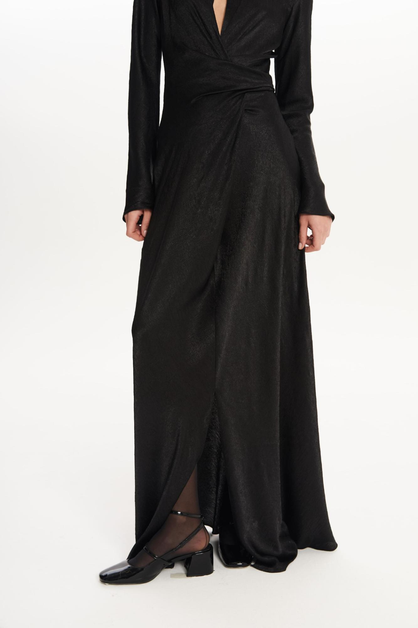 Seven Lab - Платье макси на запах в черном цвете