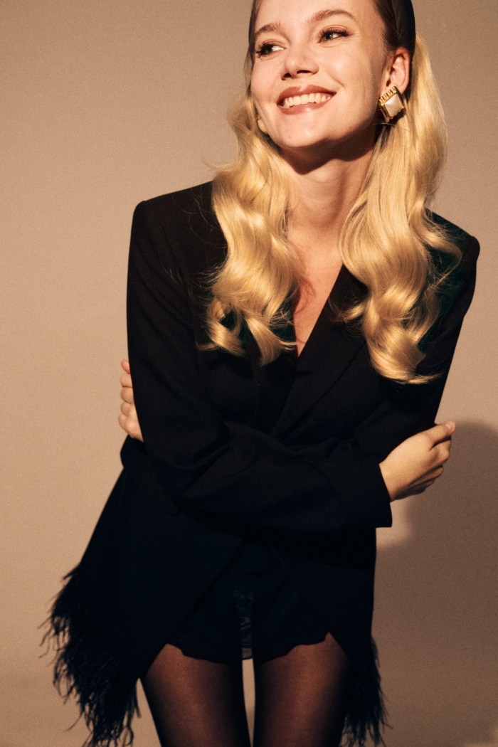 Seven Lab - Жакет удлинённый с перьями в черном цвете