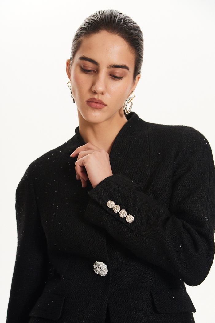 Seven Lab - Жакет приталенный с акцентной пуговицей в черном цвете