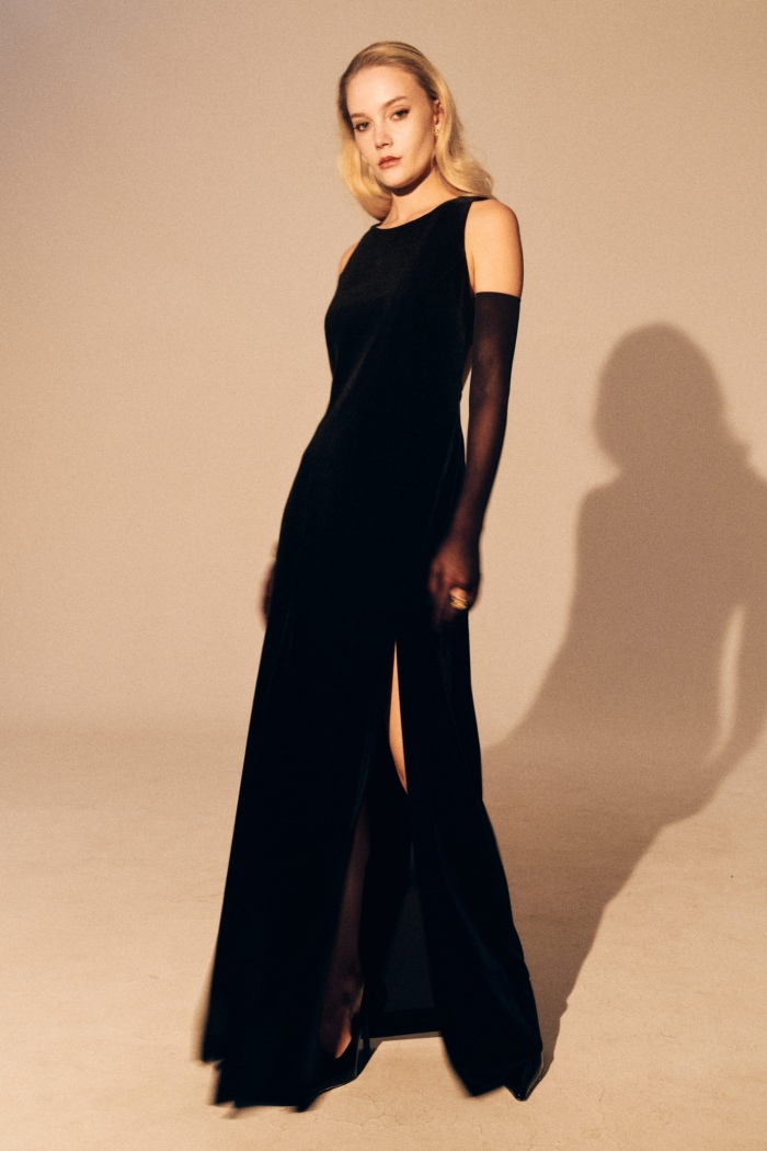 Seven Lab - Платье из бархата с золотой цепочкой в черном цвете