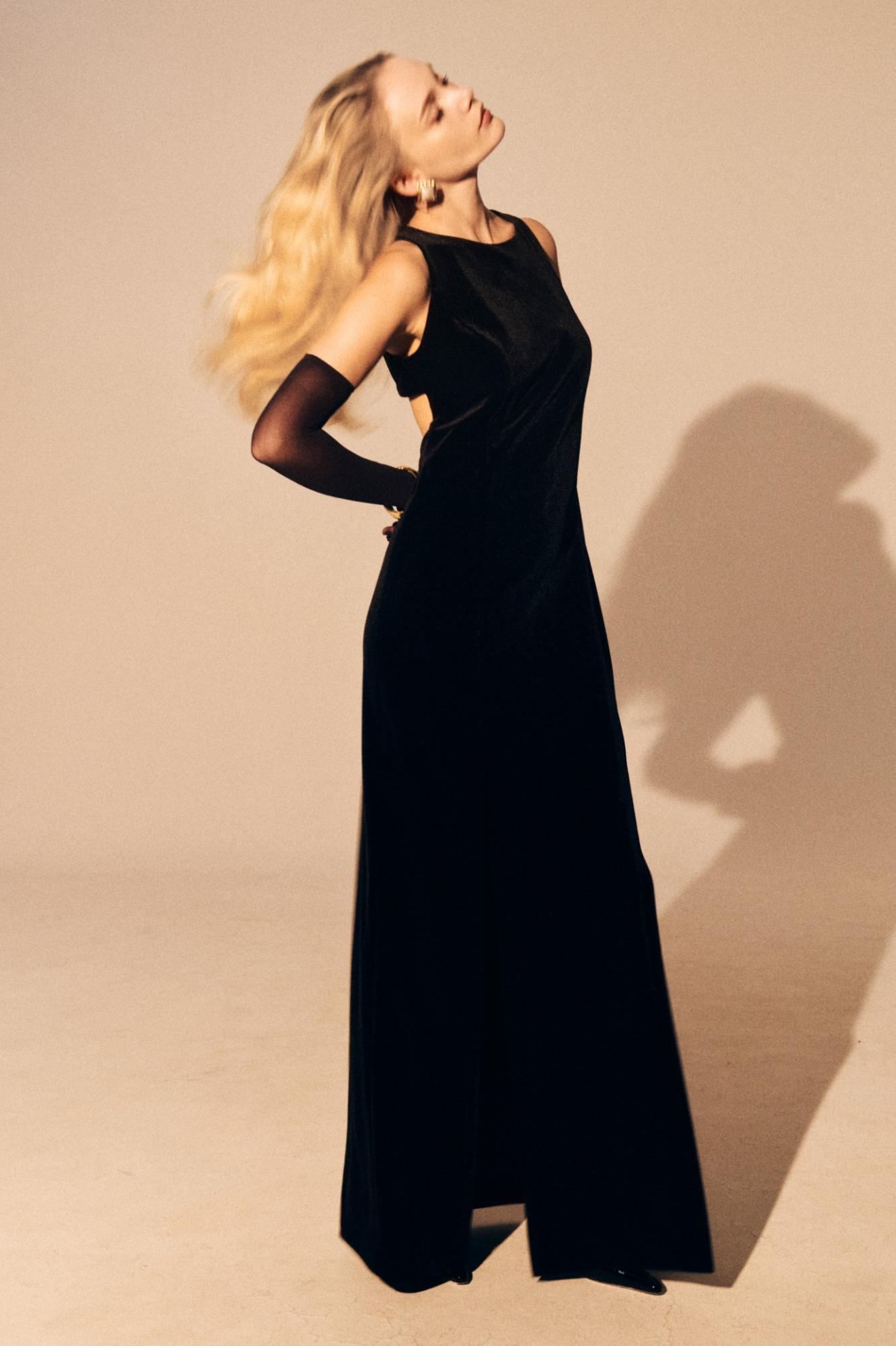 Seven Lab - Платье из бархата с золотой цепочкой в черном цвете