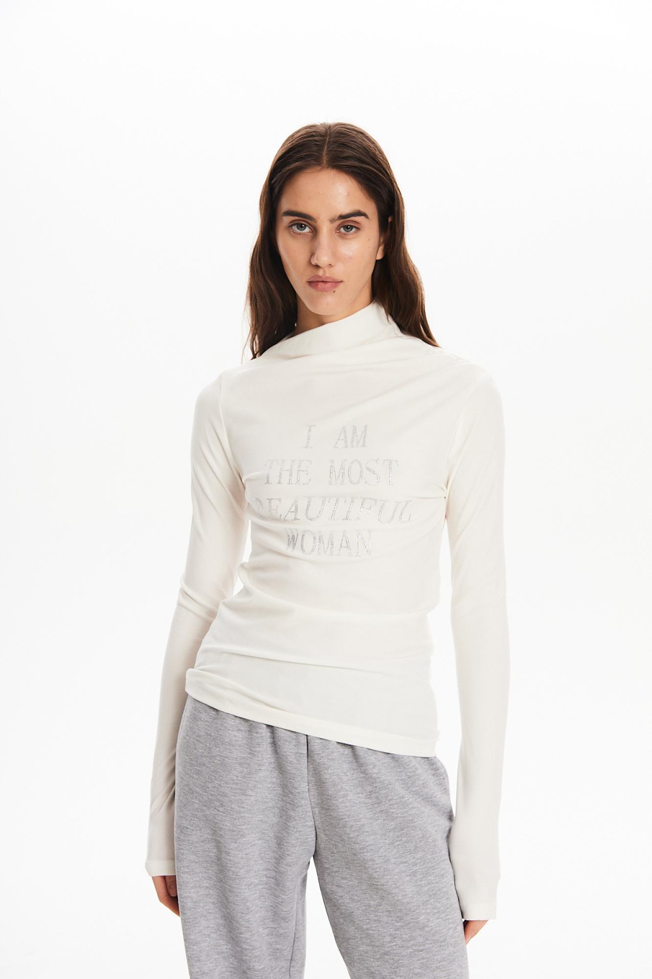 Seven Lab - Лонгслив с асимметричным вырезом со стразами в белом цвете