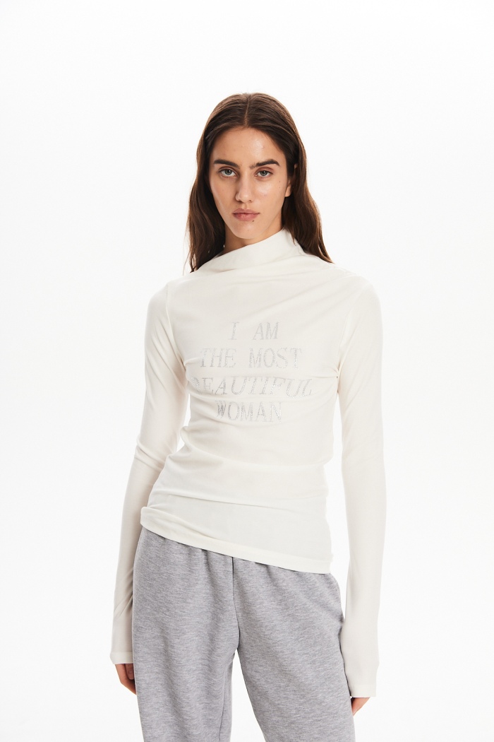 Seven Lab - Лонгслив с асимметричным вырезом со стразами в белом цвете