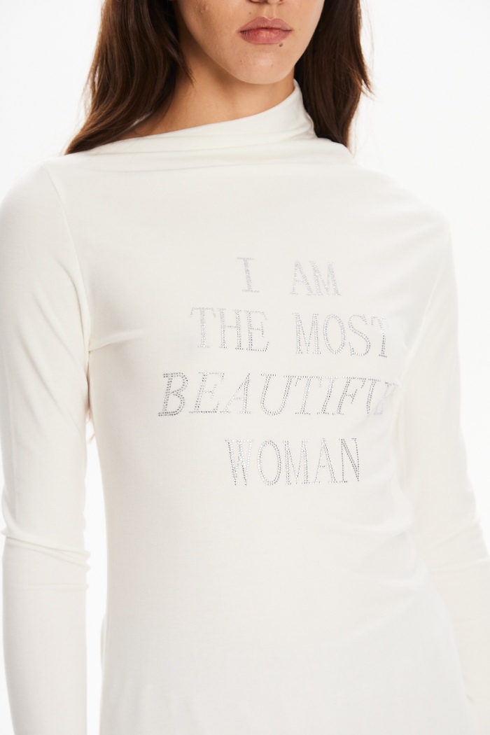 Seven Lab - Лонгслив с асимметричным вырезом со стразами в белом цвете