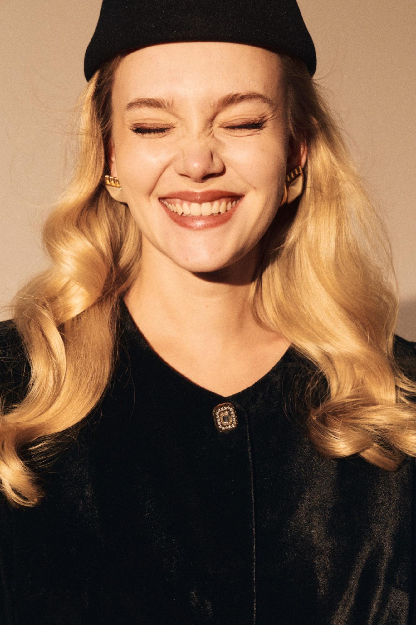 Seven Lab - Жакет бархатный с акцентной пуговицей в черном цвете