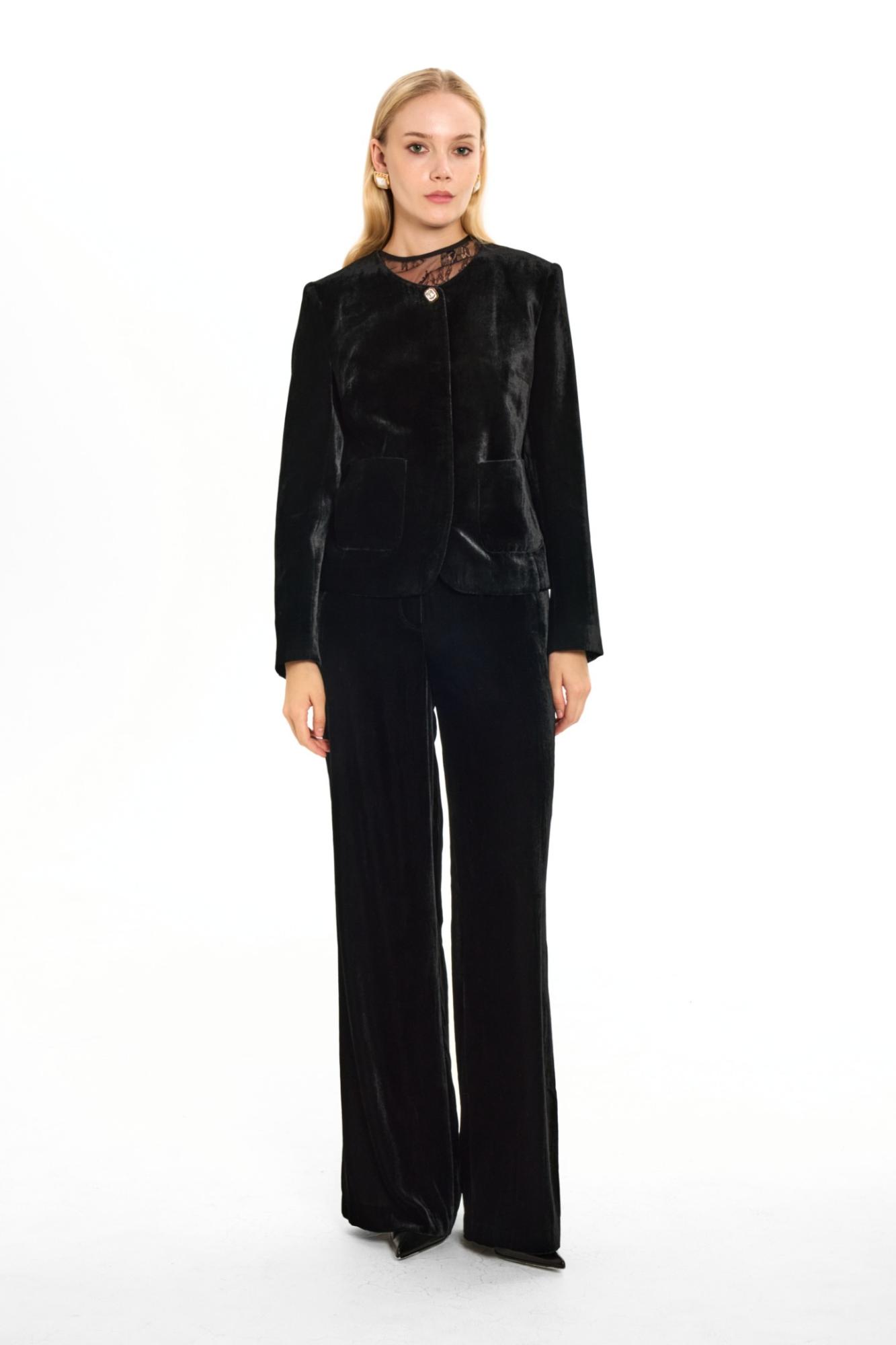 Seven Lab - Жакет бархатный с акцентной пуговицей в черном цвете