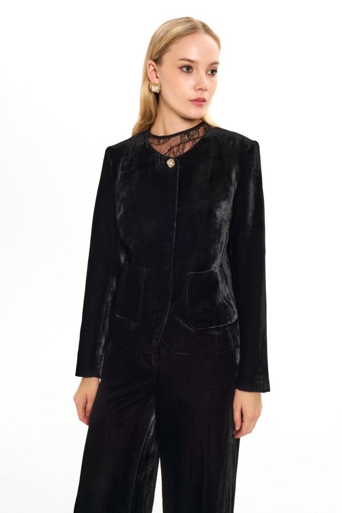 Seven Lab - Жакет бархатный с акцентной пуговицей в черном цвете