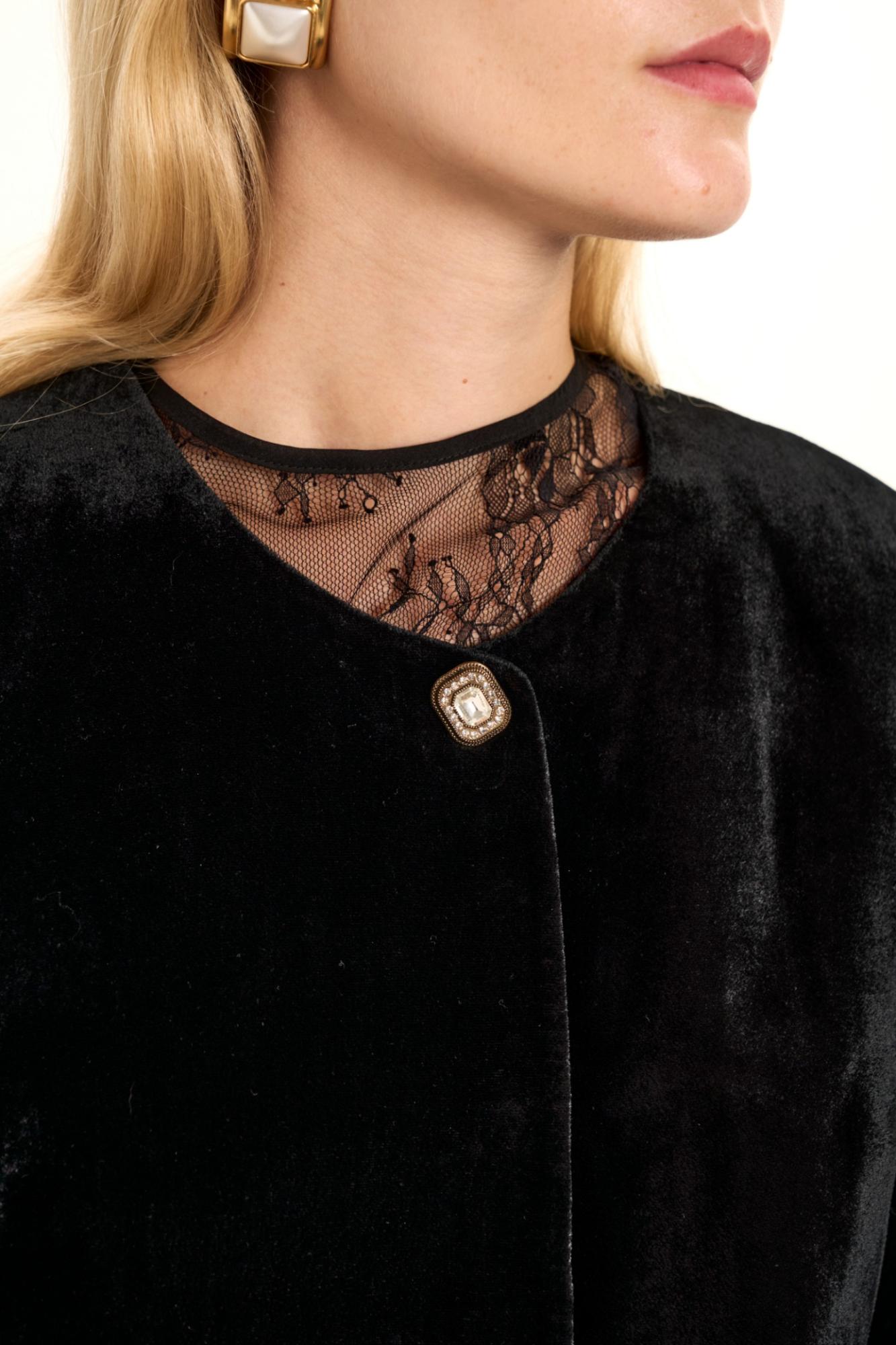 Seven Lab - Жакет бархатный с акцентной пуговицей в черном цвете