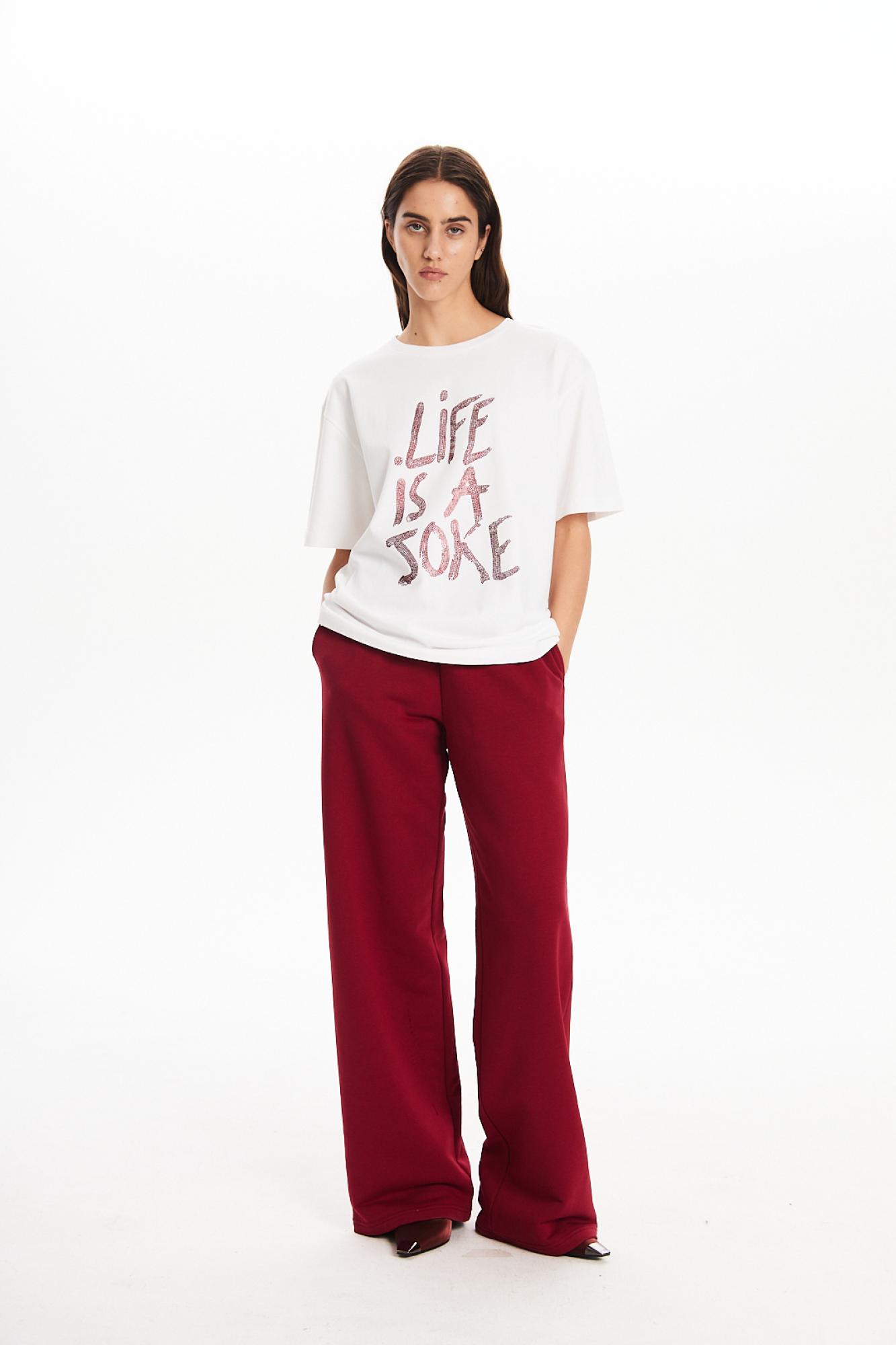 Seven Lab - Футболка оверсайз с бордовыми стразами в белом цвете