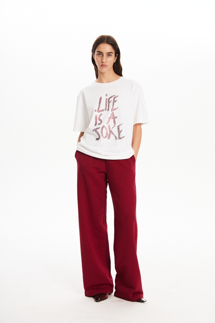 Seven Lab - Футболка оверсайз с бордовыми стразами в белом цвете