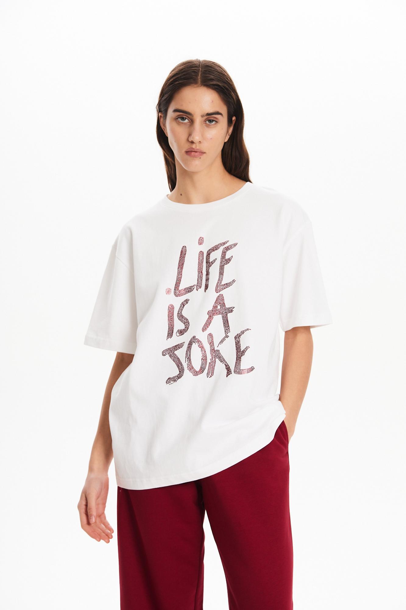 Seven Lab - Футболка оверсайз с бордовыми стразами в белом цвете