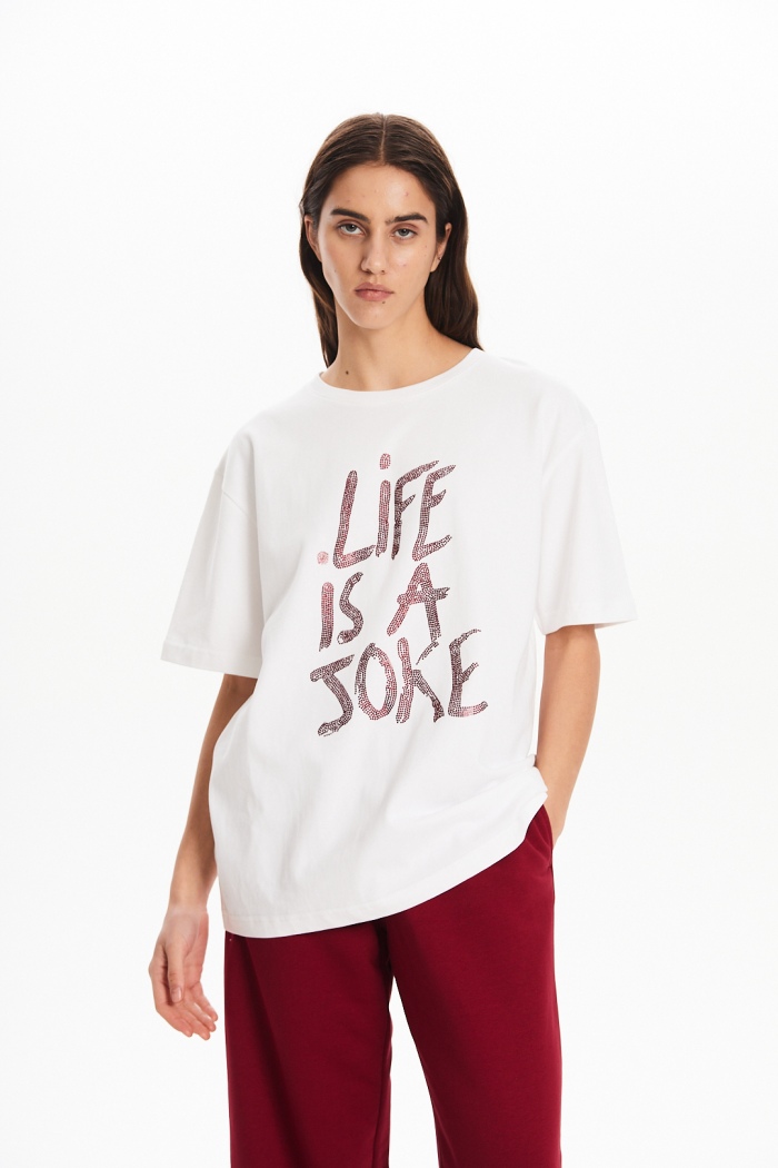 Seven Lab - Футболка оверсайз с бордовыми стразами в белом цвете