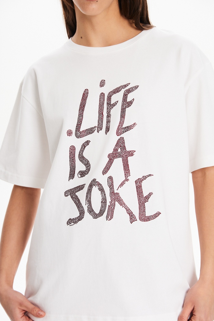 Seven Lab - Футболка оверсайз с бордовыми стразами в белом цвете