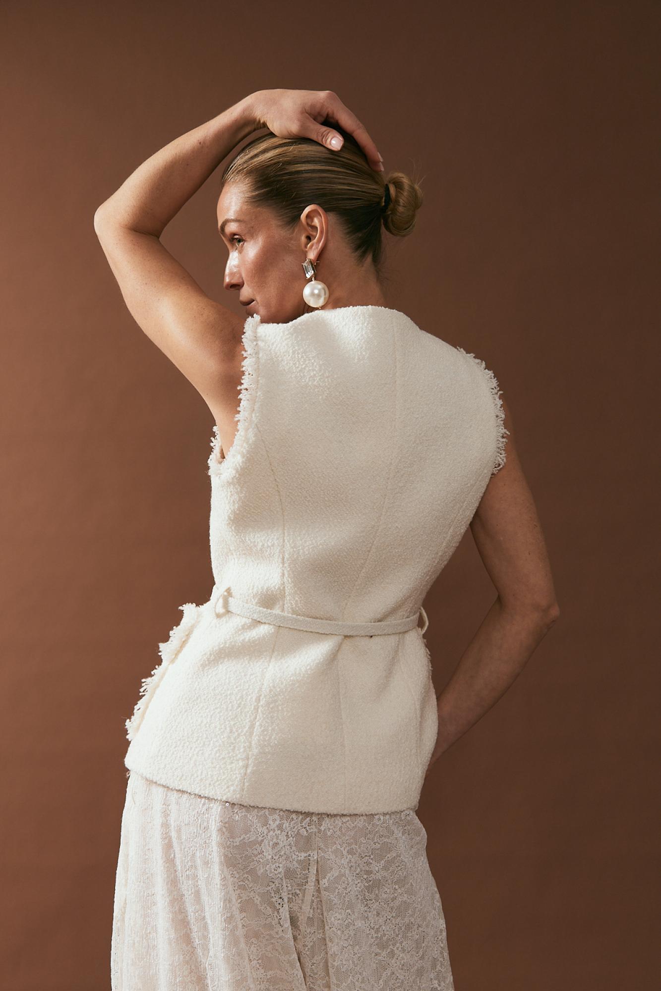 Seven Lab - Жилет из твида с поясом в молочном цвете