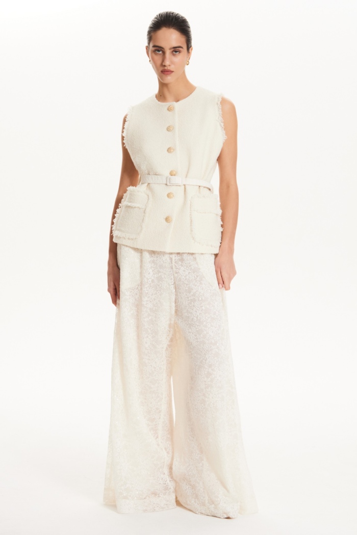 Seven Lab - Жилет из твида с поясом в молочном цвете