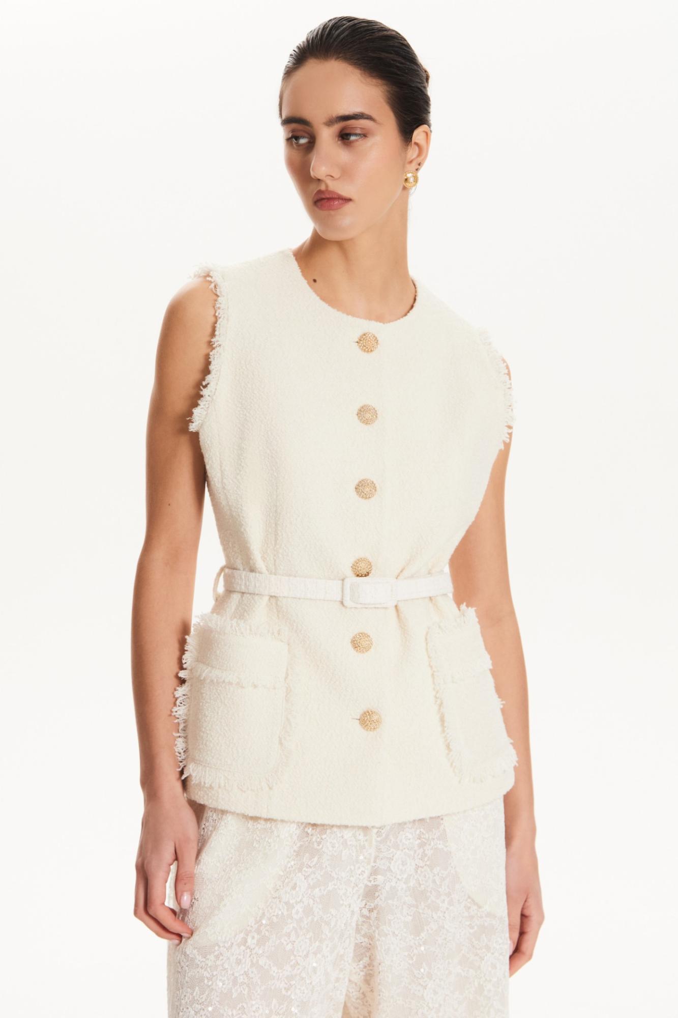 Seven Lab - Жилет из твида с поясом в молочном цвете
