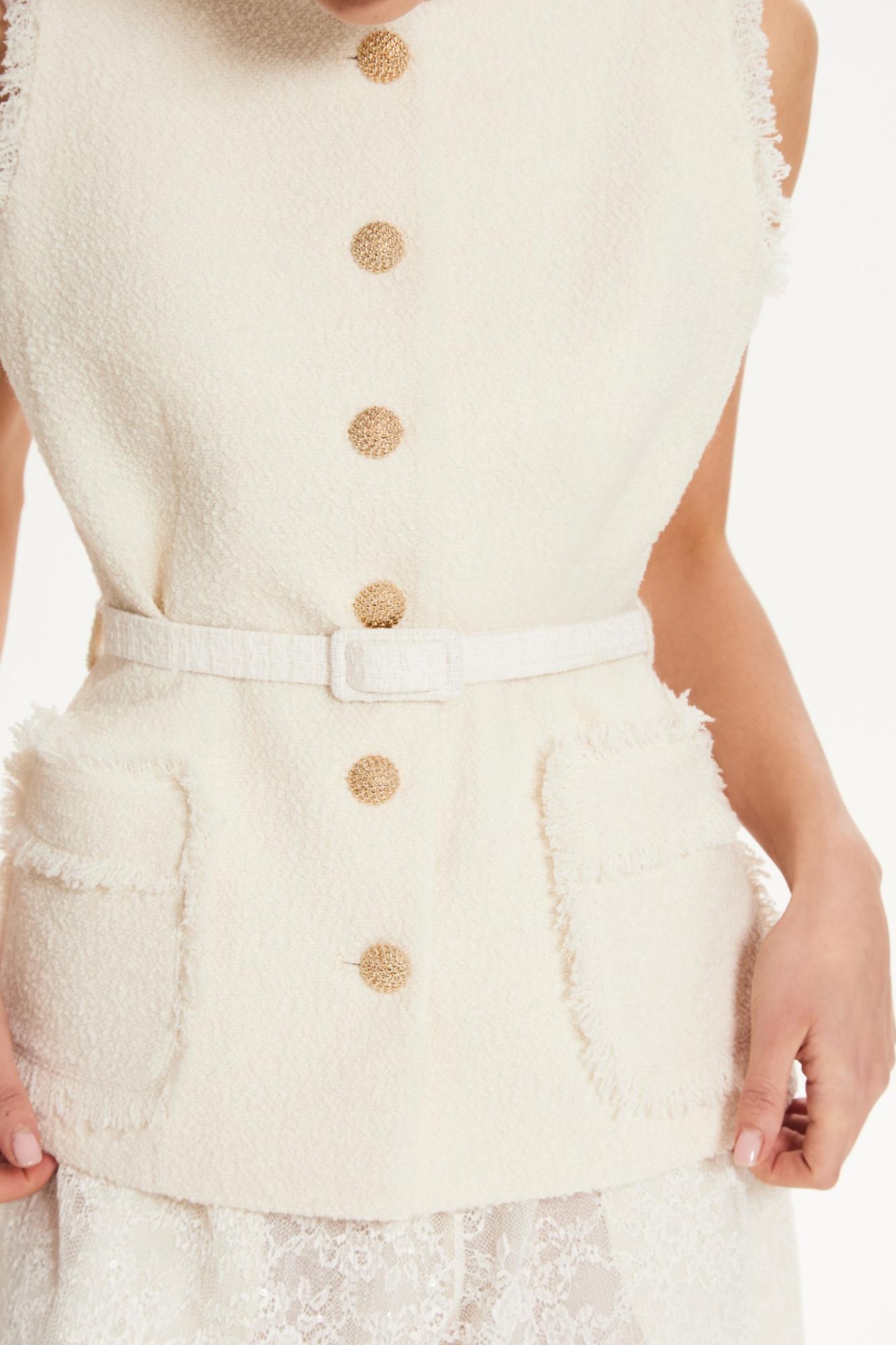 Seven Lab - Жилет из твида с поясом в молочном цвете