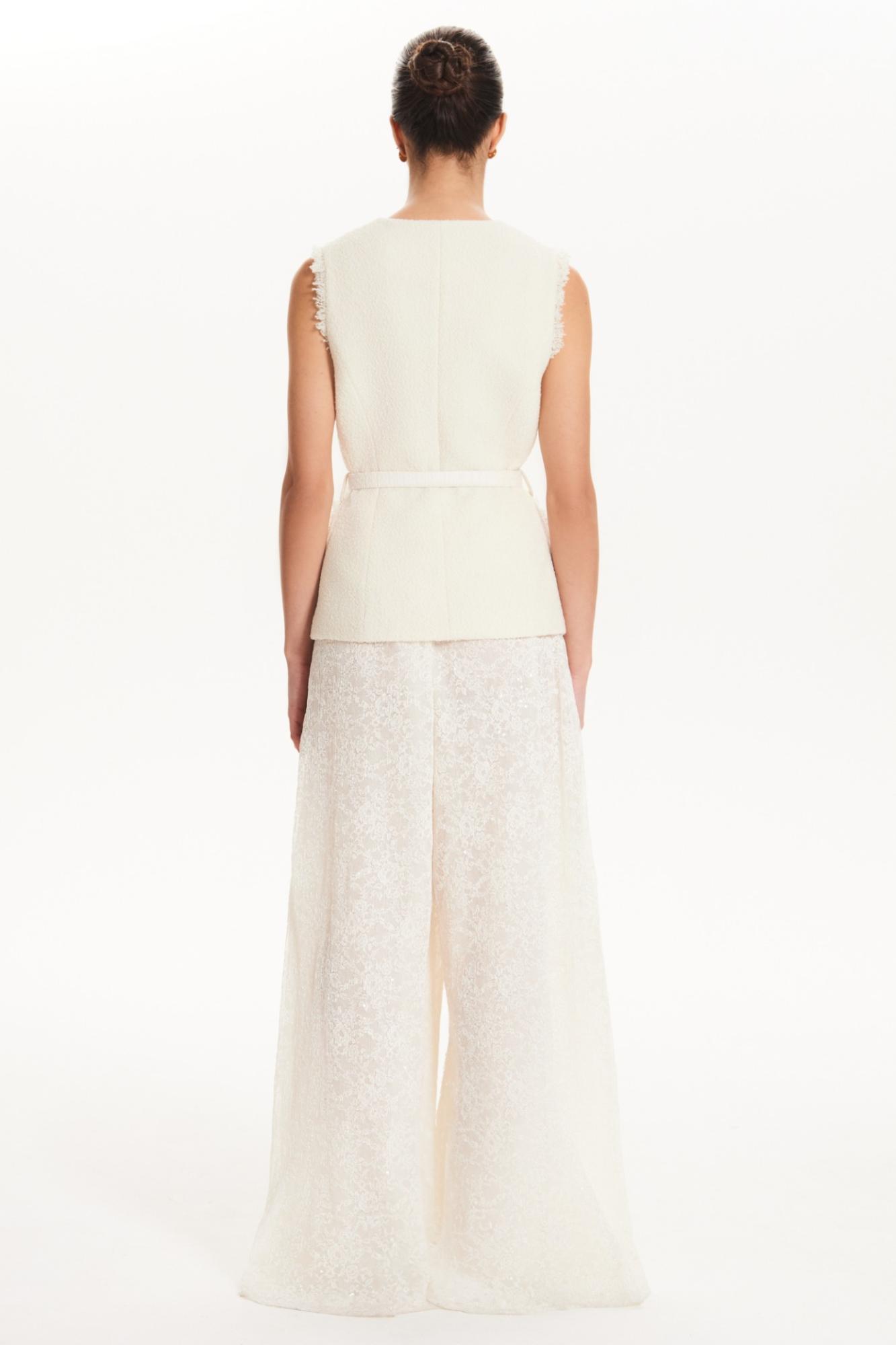 Seven Lab - Жилет из твида с поясом в молочном цвете