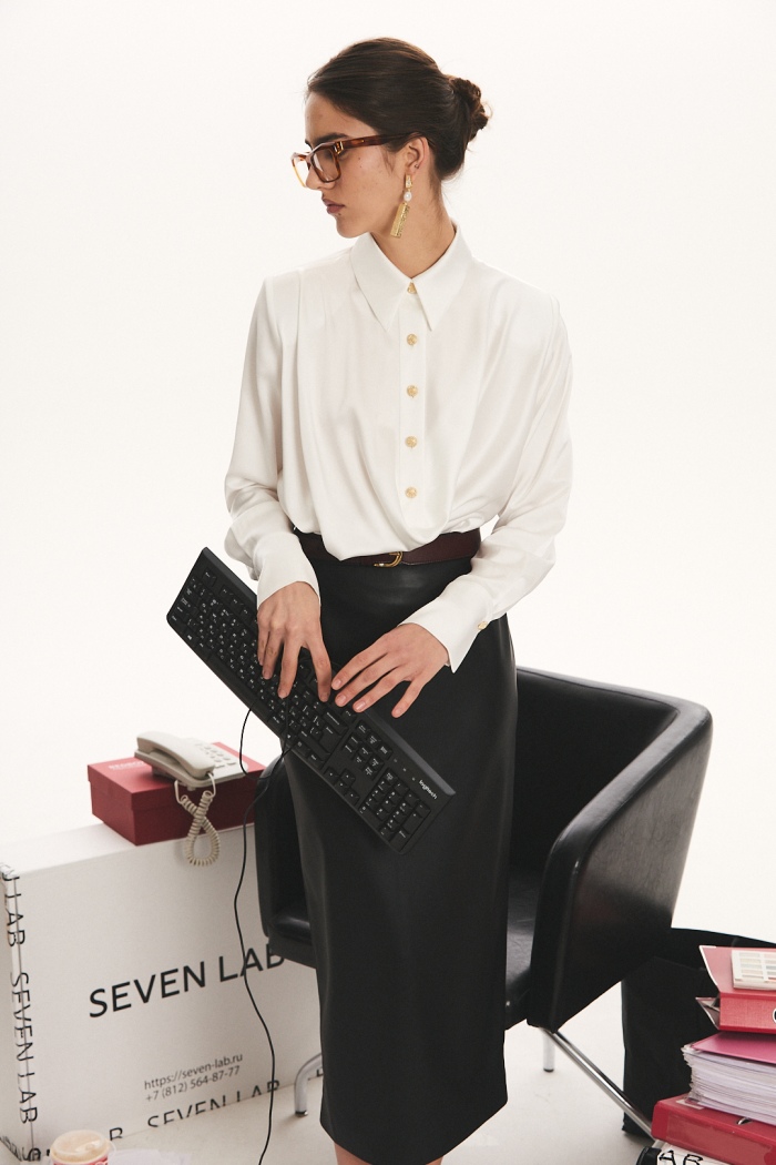 Seven Lab - Блуза с акцентными плечами в белом цвете