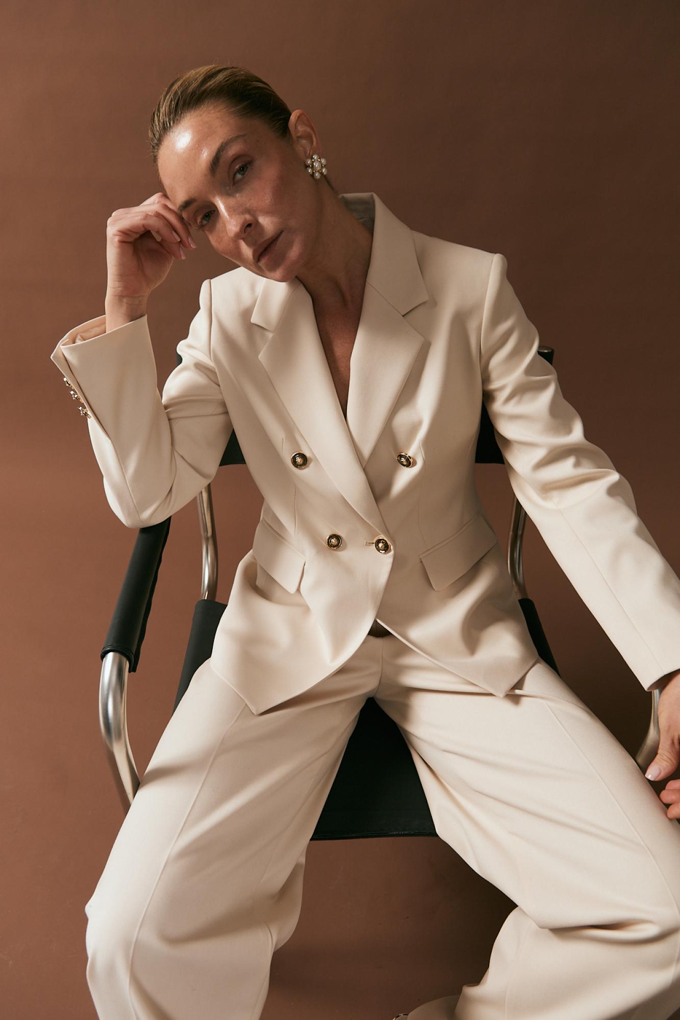 Seven Lab - Жакет двубортный с золотыми пуговицами в бежевом цвете