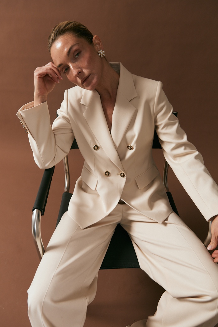 Seven Lab - Жакет двубортный с золотыми пуговицами в бежевом цвете